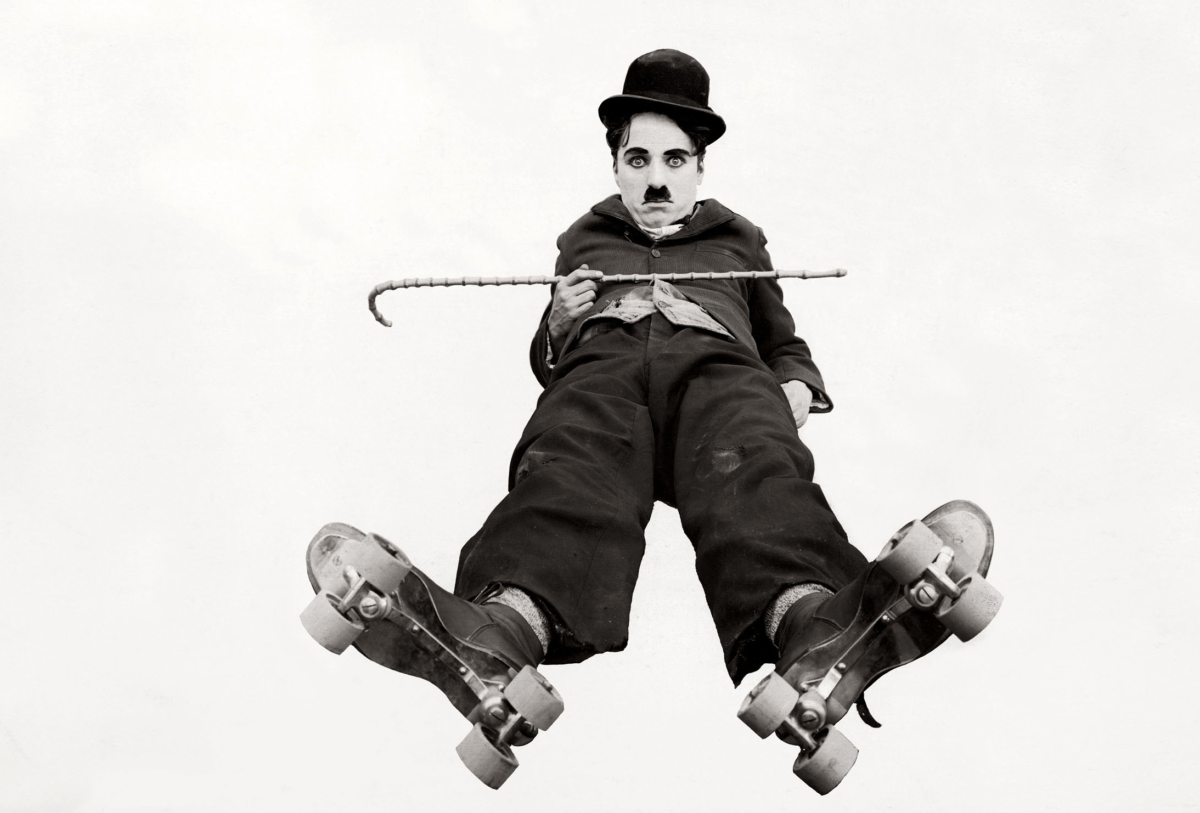 Kadr: Charlie na wrotkach