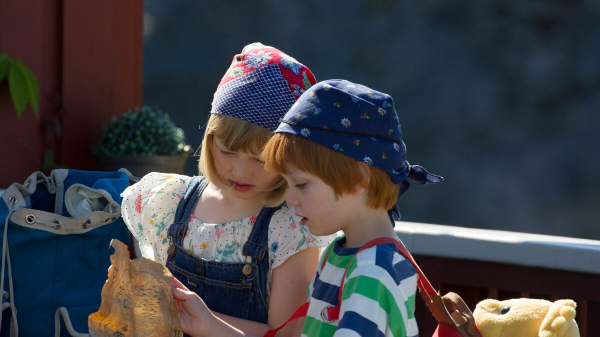 Kadr: Kacper i Emma szukają skarbu