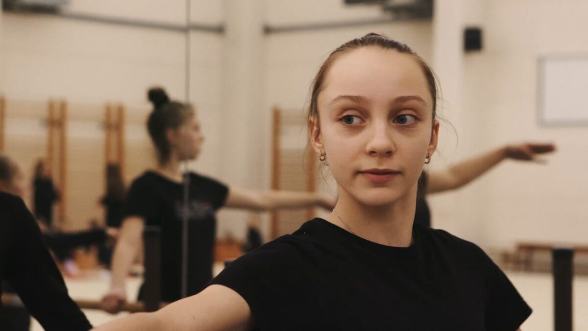 Kadr: Dziewczyna z dala od domu
